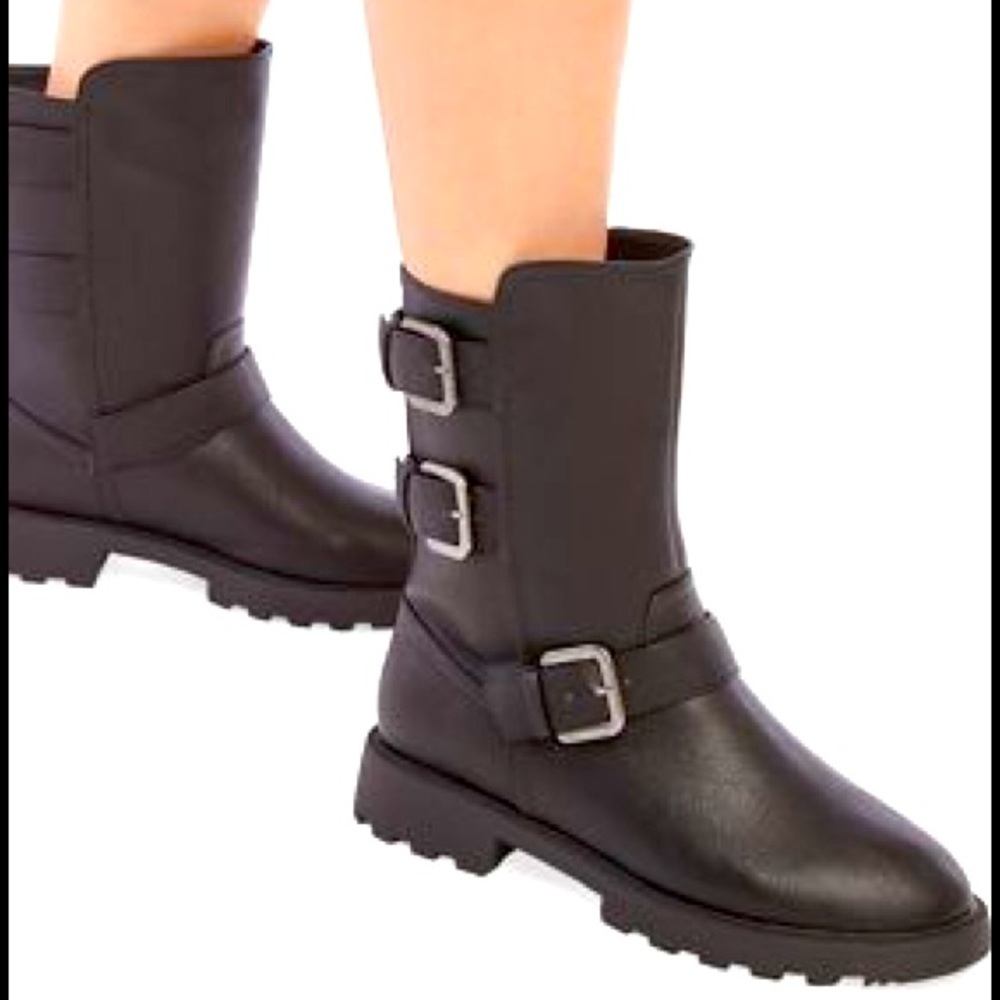 Comfy women’s boot with buckles new in box, NWT